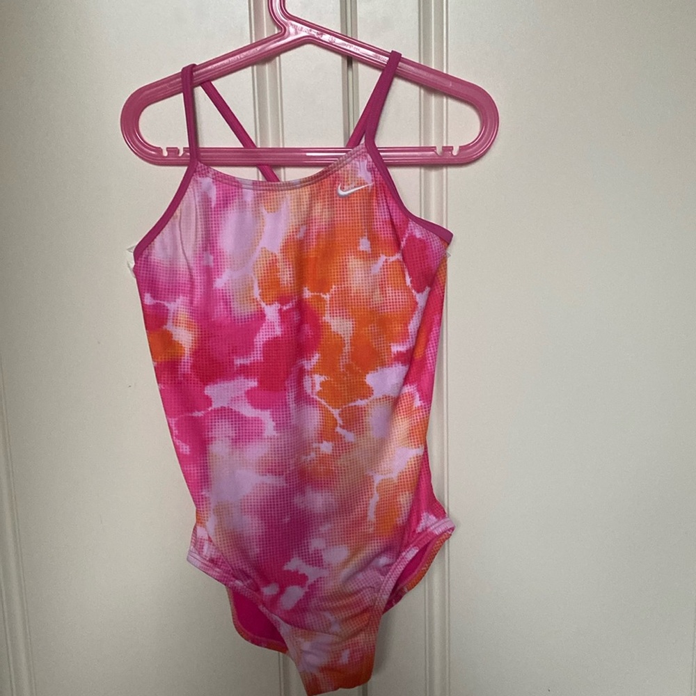 NIKE BATHING SUIT GIRL SIZE M .